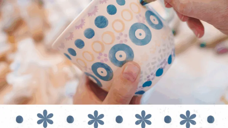 Warsztat zdobienia ceramiki bolesławieckiej prowadzony przez instruktora Manufaktury