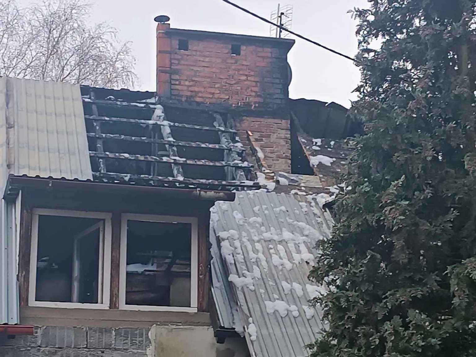 Pożar domu jednorodzinnego na osiedlu Zielona w dzielnicy Wesoła