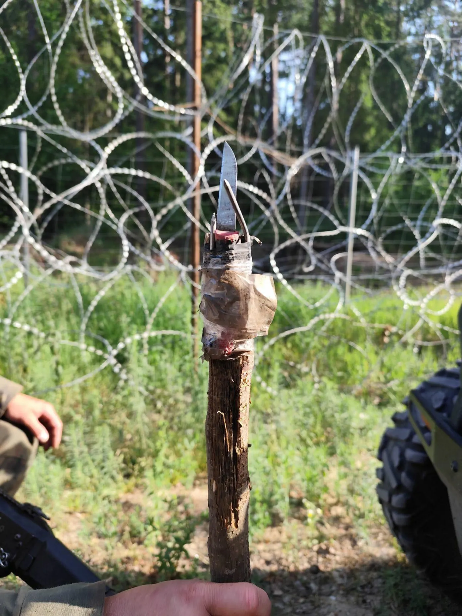 Zdjęcia do artykułu Żołnierz z Wesołej raniony na granicy przez imigranta