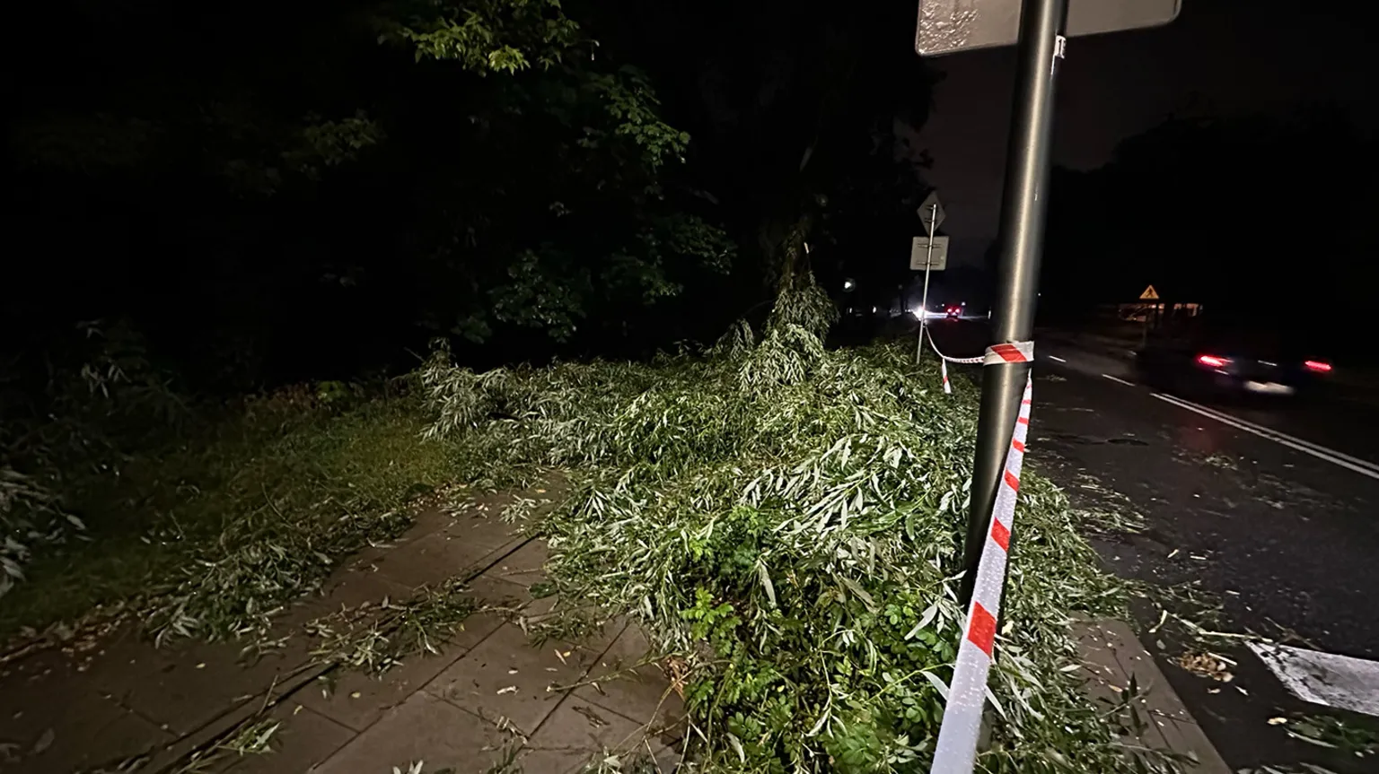 Zdjęcia do artykułu Nagła Burza nad Wesołą: Zalane Ulice i Przerwy w Dostawie Prądu [ZDJĘCIA]