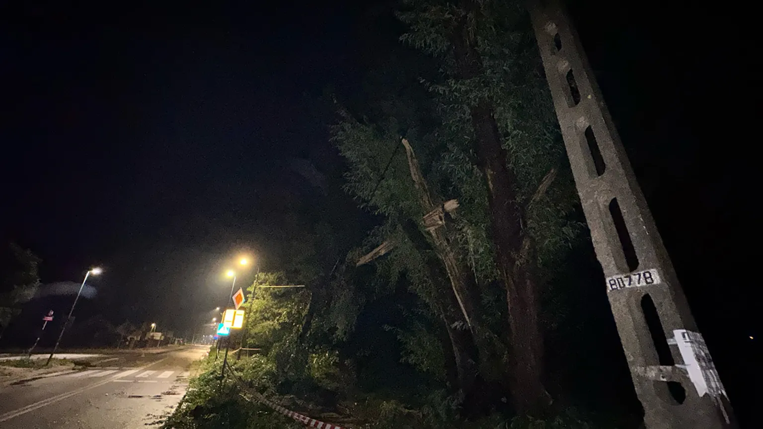 Zdjęcia do artykułu Nagła Burza nad Wesołą: Zalane Ulice i Przerwy w Dostawie Prądu [ZDJĘCIA]