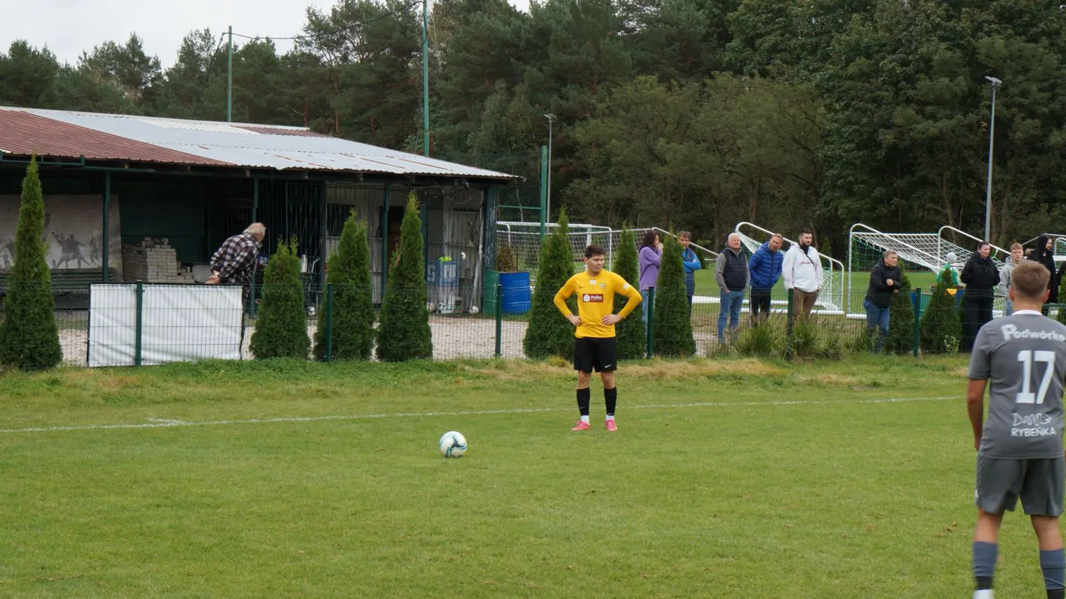 Zdjęcia do artykułu PKS Radość remisuje z KS Wesoła 1:1 w emocjonującym spotkaniu pełnym kartek