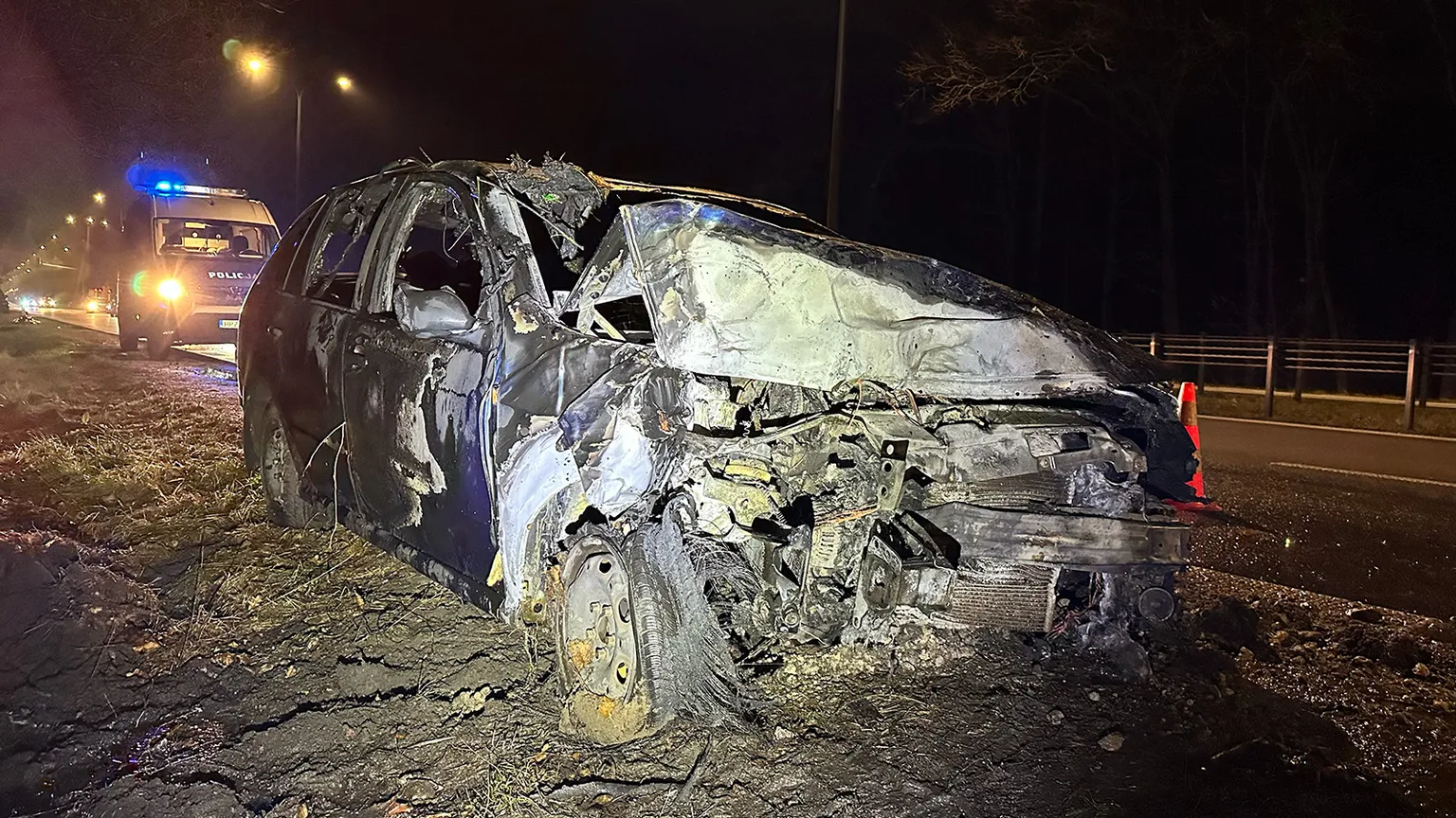 Wypadek na ulicy Czecha w Wawrze: samochód w ogniu