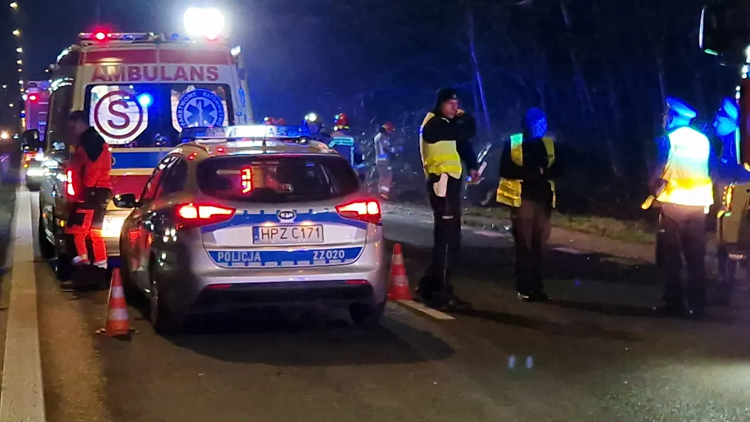 Wypadek na ulicy Czecha w Wawrze: samochód w ogniu