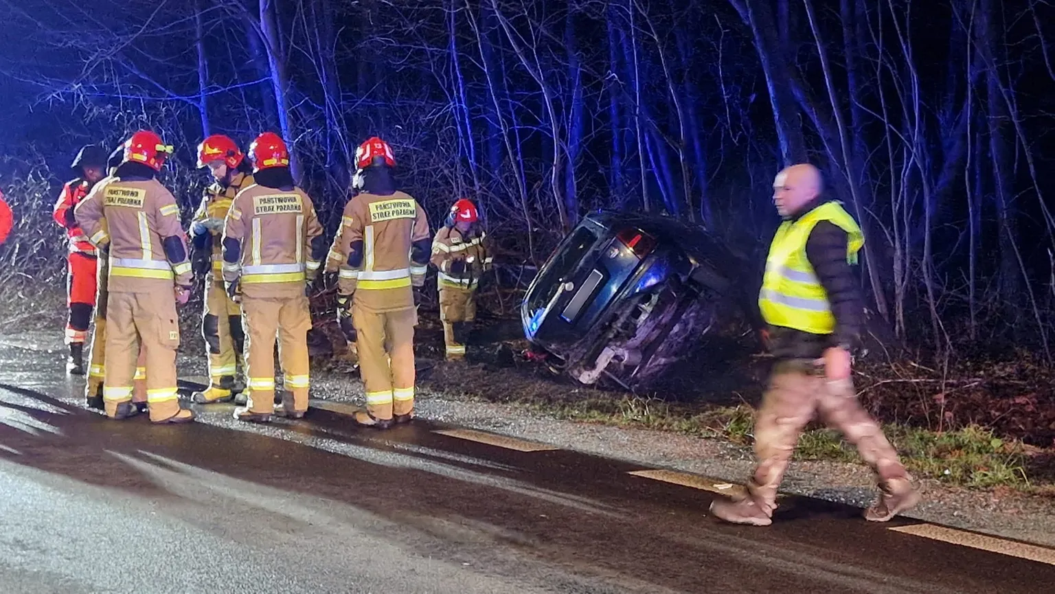 Wypadek na ulicy Czecha w Wawrze: samochód w ogniu