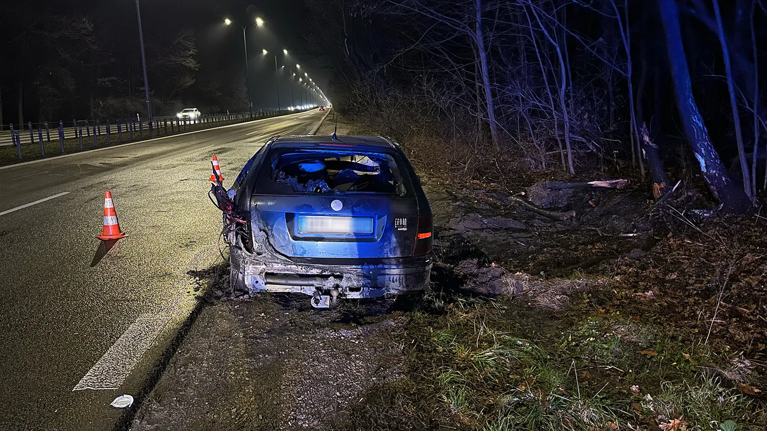 Wypadek na ulicy Czecha w Wawrze: samochód w ogniu