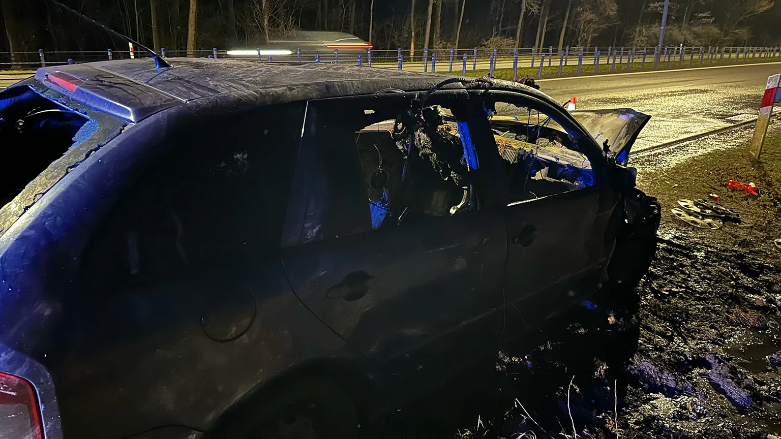 Wypadek na ulicy Czecha w Wawrze: samochód w ogniu