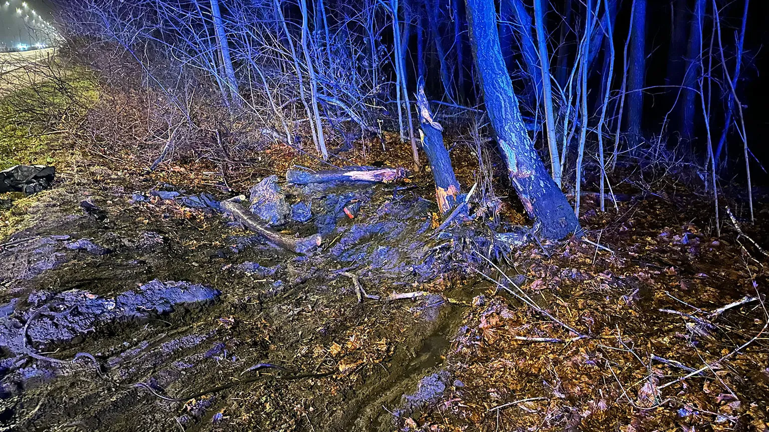 Wypadek na ulicy Czecha w Wawrze: samochód w ogniu