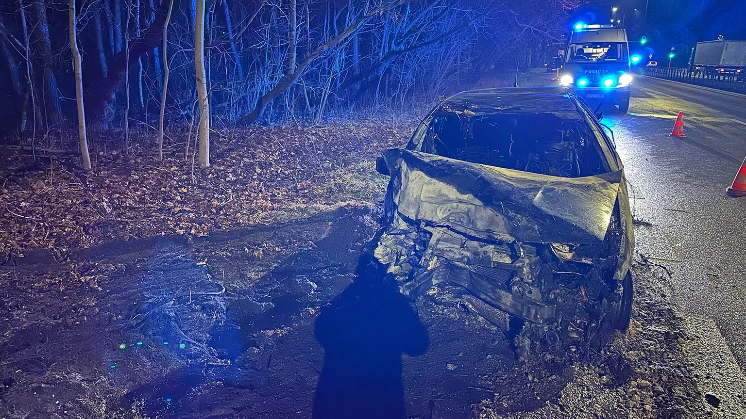 Wypadek na ulicy Czecha w Wawrze: samochód w ogniu
