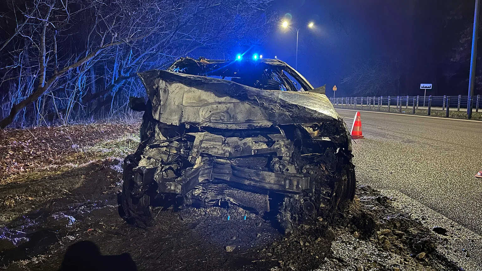 Wypadek na ulicy Czecha w Wawrze: samochód w ogniu