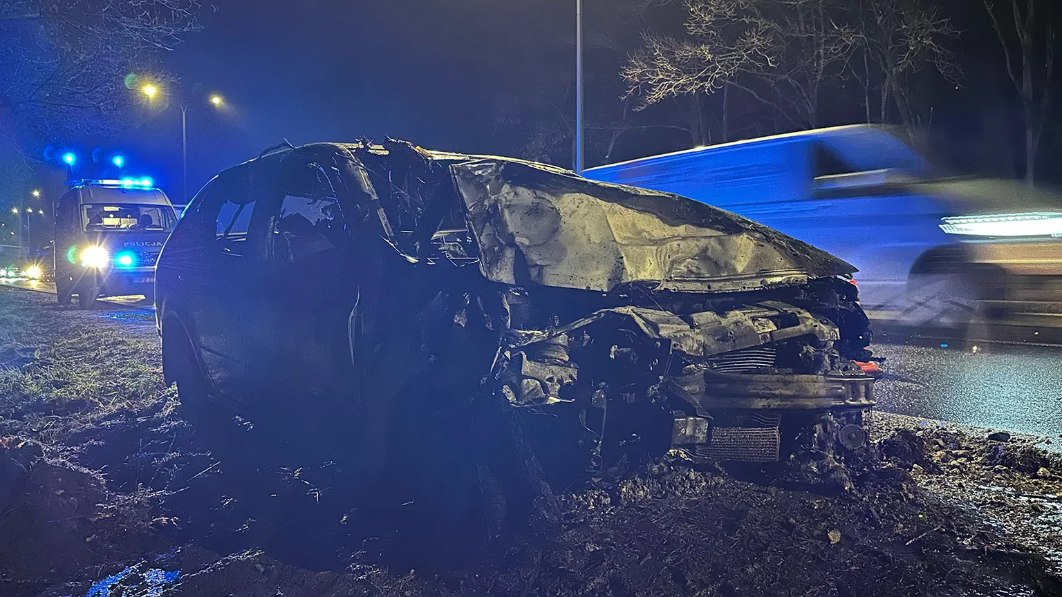 Wypadek na ulicy Czecha w Wawrze: samochód w ogniu