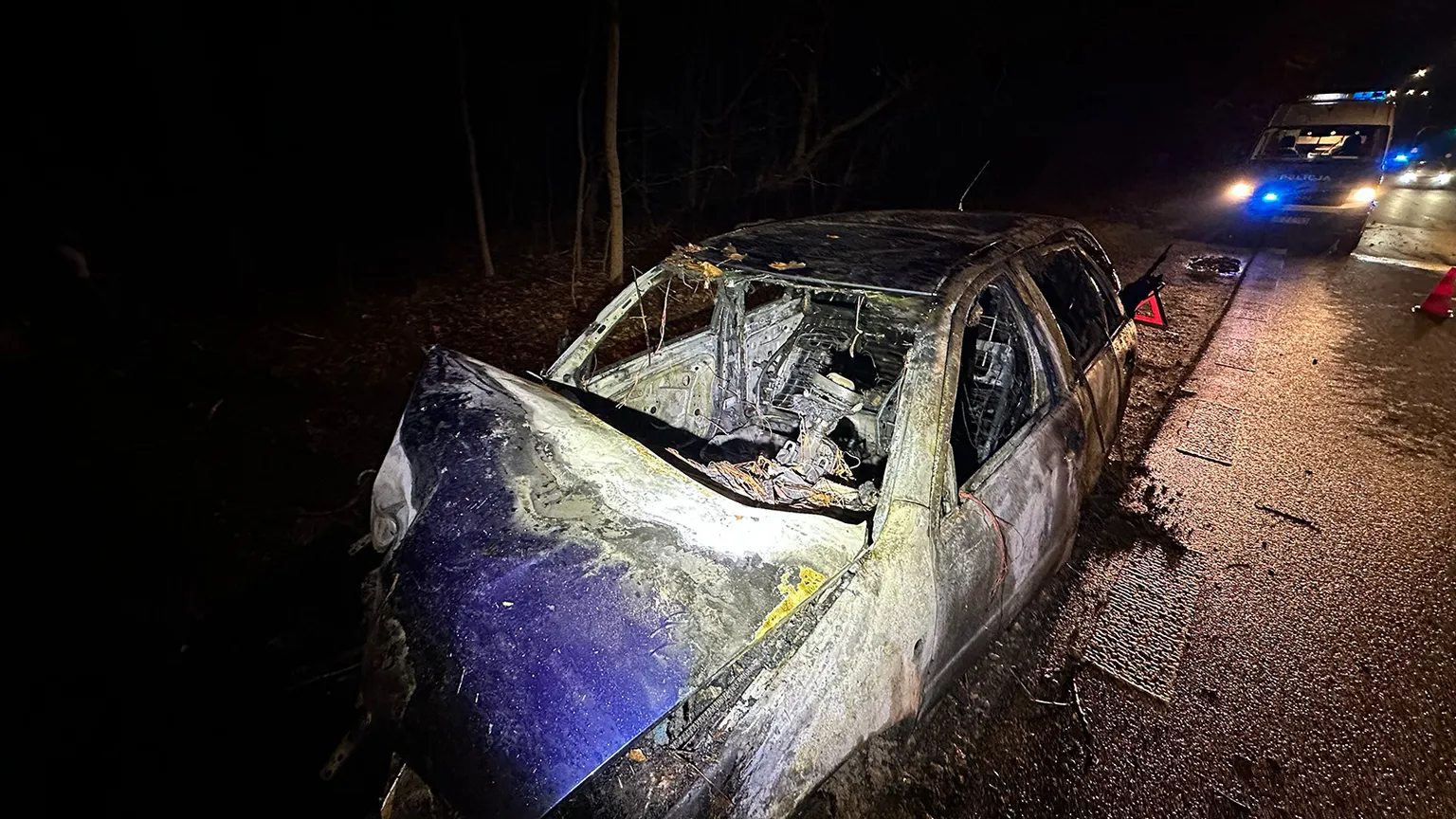 Wypadek na ulicy Czecha w Wawrze: samochód w ogniu