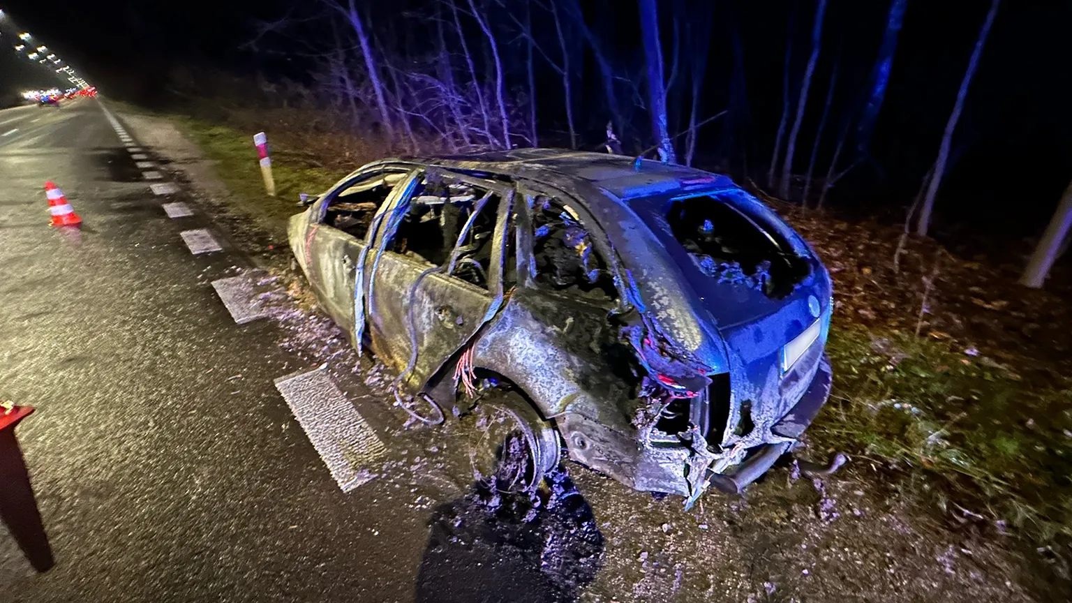 Wypadek na ulicy Czecha w Wawrze: samochód w ogniu