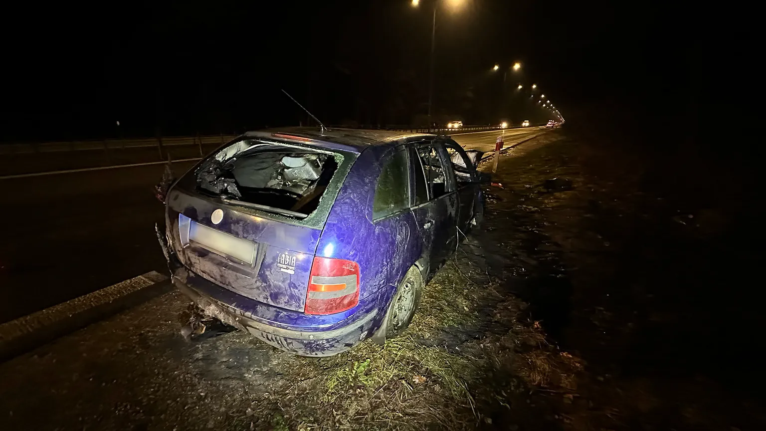 Wypadek na ulicy Czecha w Wawrze: samochód w ogniu