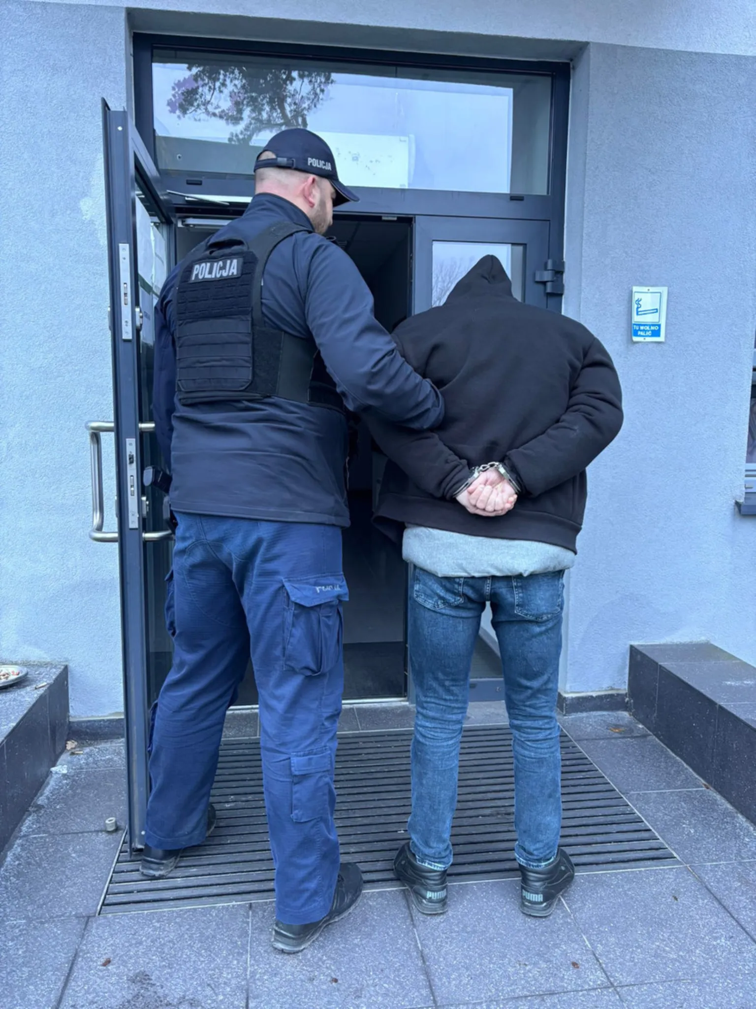 Zatrzymany z kradzioną toyotą i narkotykami – interwencja policji w Wesołej