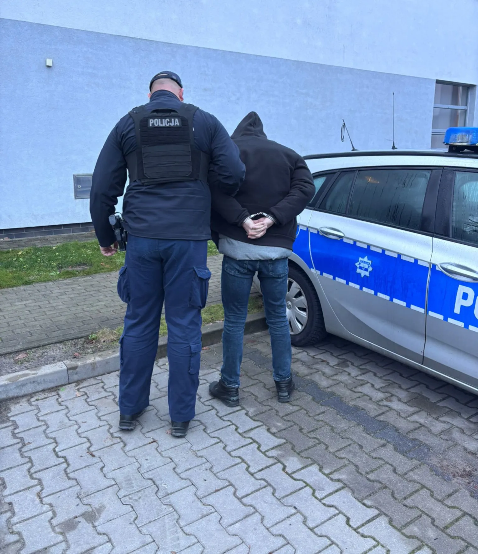 Zatrzymany z kradzioną toyotą i narkotykami – interwencja policji w Wesołej