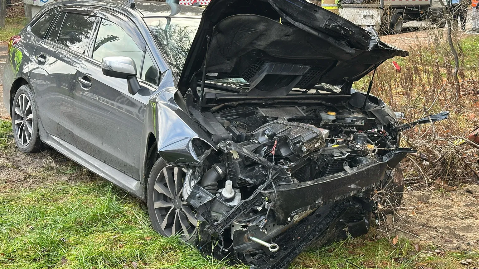 Wypadek w Wesołej na skrzyżowaniu Narutowicza i Mickiewicza – Subaru kontra autobus
