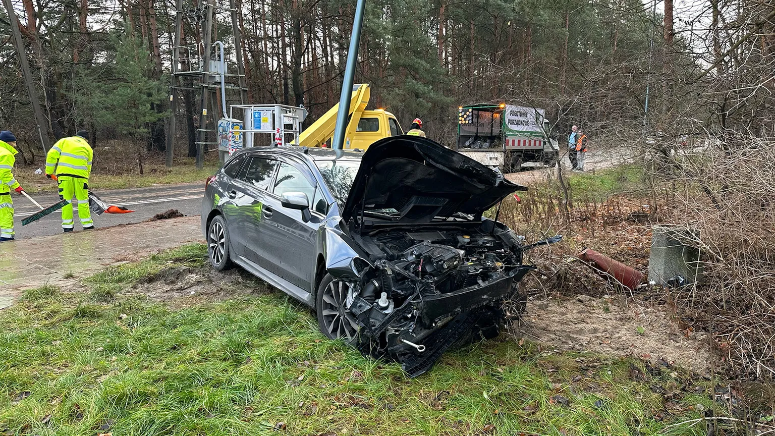Wypadek w Wesołej na skrzyżowaniu Narutowicza i Mickiewicza – Subaru kontra autobus