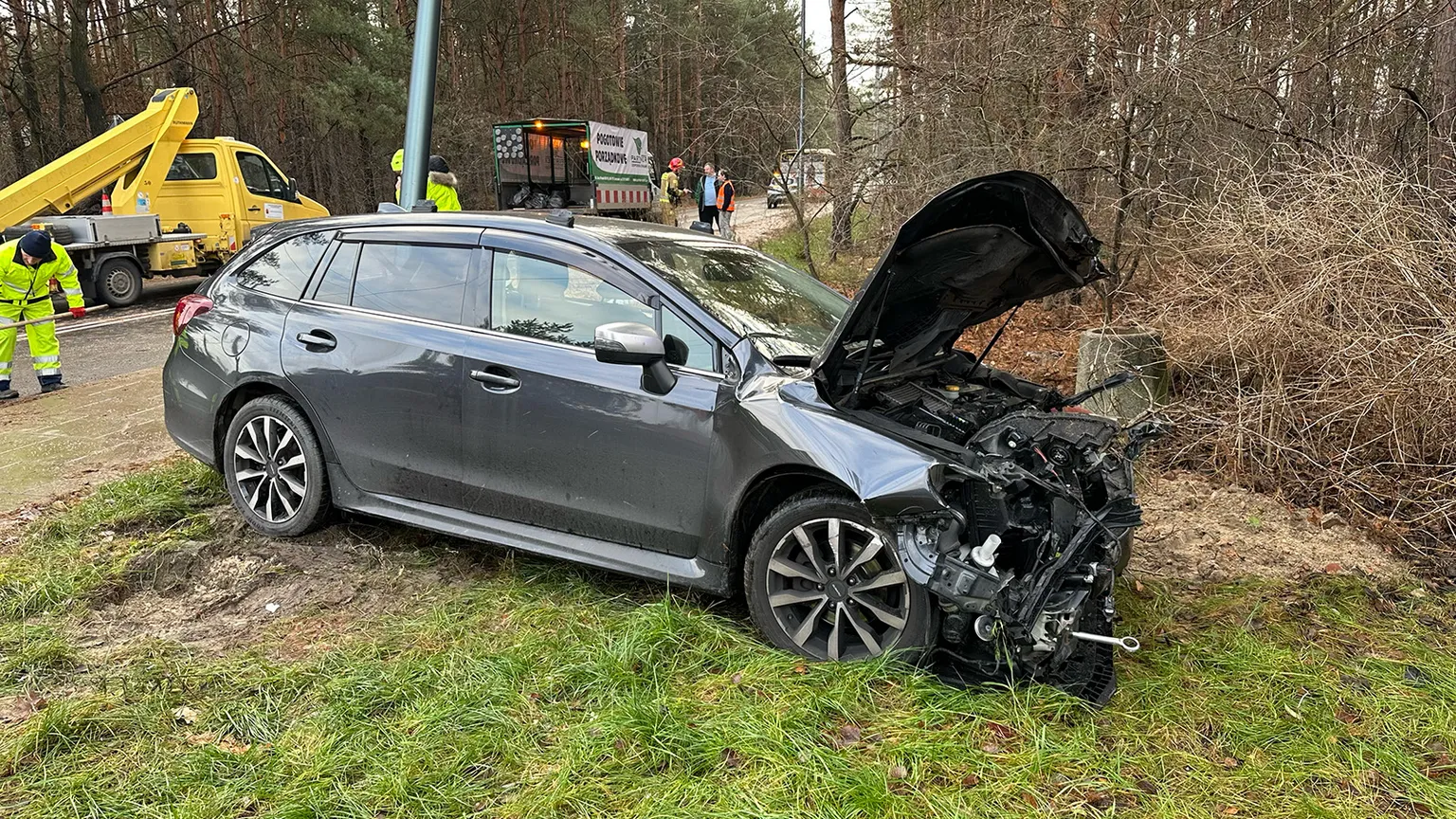 Wypadek w Wesołej na skrzyżowaniu Narutowicza i Mickiewicza – Subaru kontra autobus