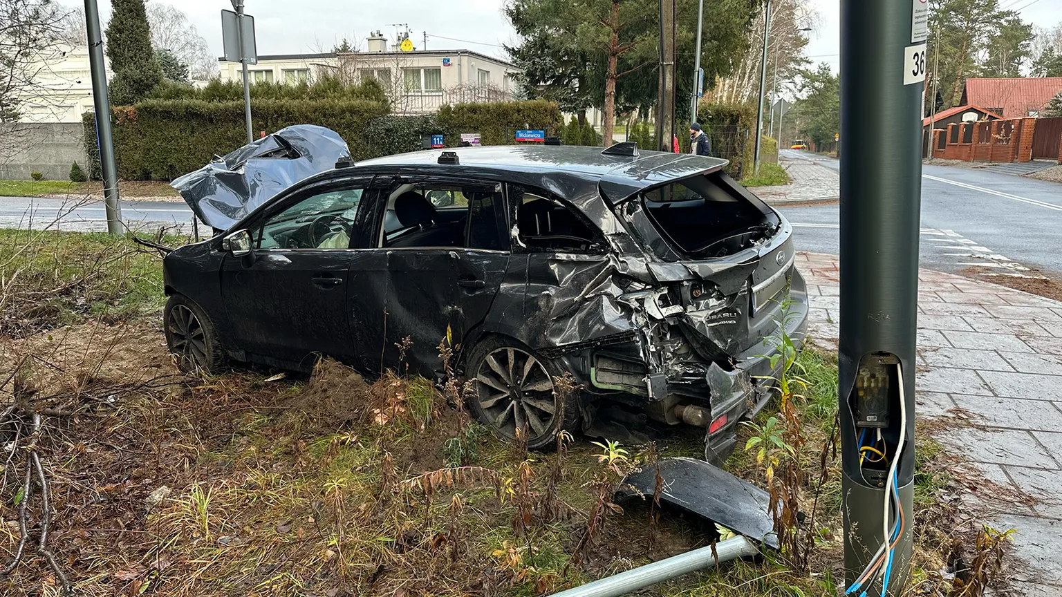 Wypadek w Wesołej na skrzyżowaniu Narutowicza i Mickiewicza – Subaru kontra autobus