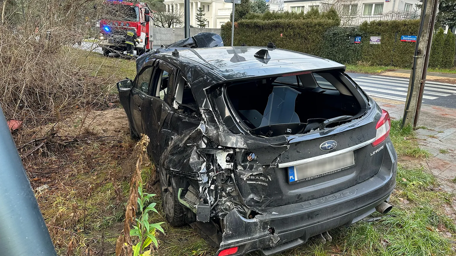 Wypadek w Wesołej na skrzyżowaniu Narutowicza i Mickiewicza – Subaru kontra autobus