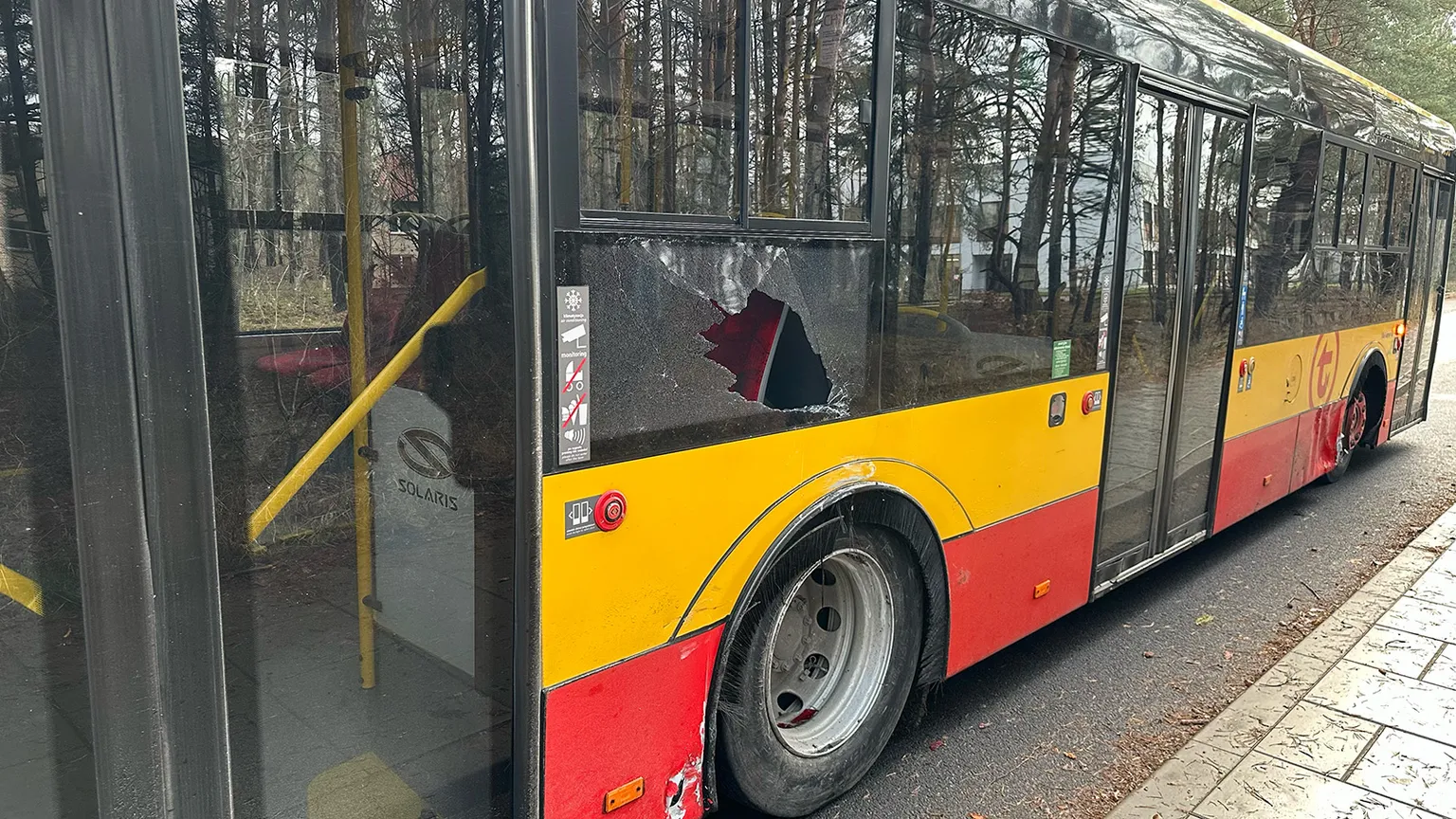 Wypadek w Wesołej na skrzyżowaniu Narutowicza i Mickiewicza – Subaru kontra autobus