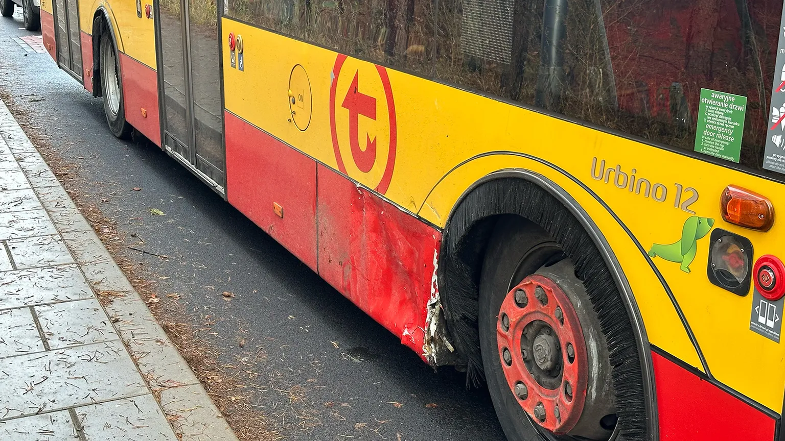 Wypadek w Wesołej na skrzyżowaniu Narutowicza i Mickiewicza – Subaru kontra autobus