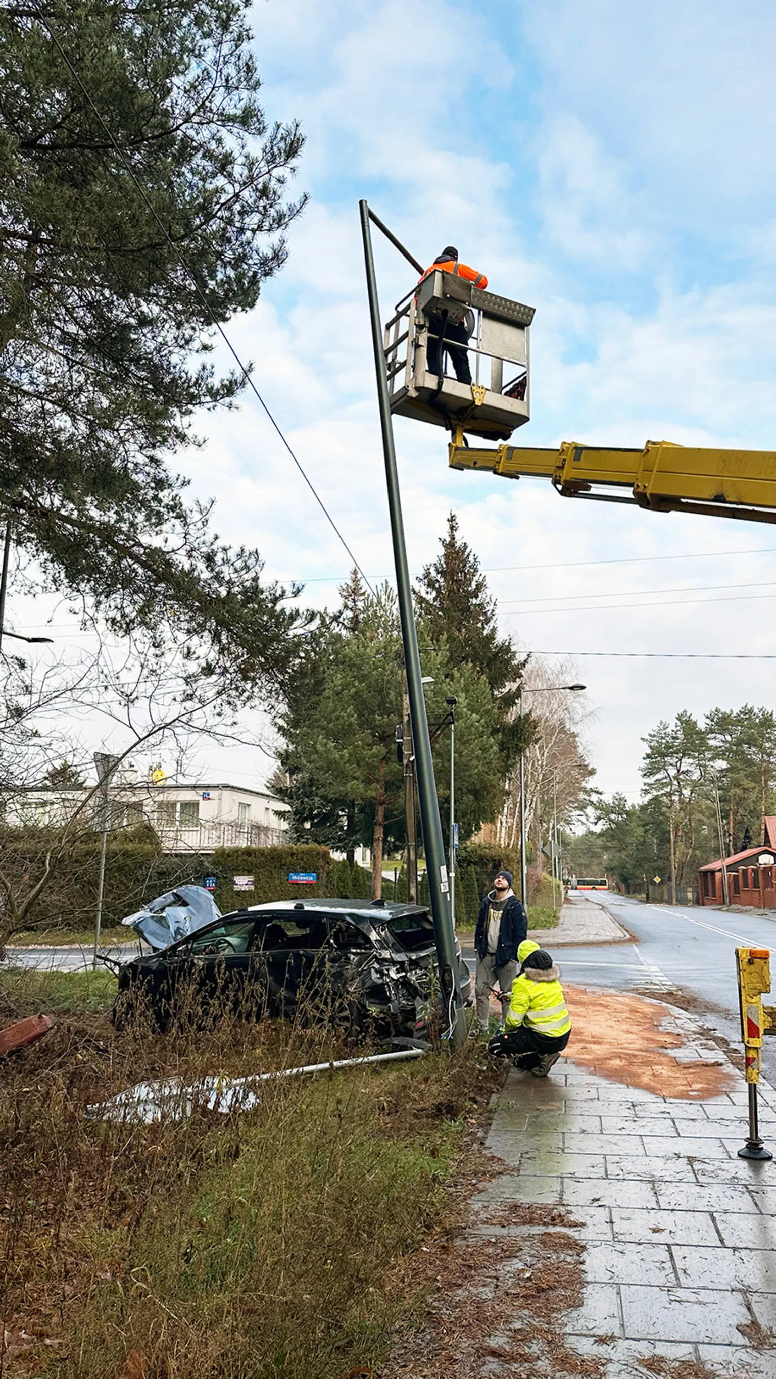 Wypadek w Wesołej na skrzyżowaniu Narutowicza i Mickiewicza – Subaru kontra autobus
