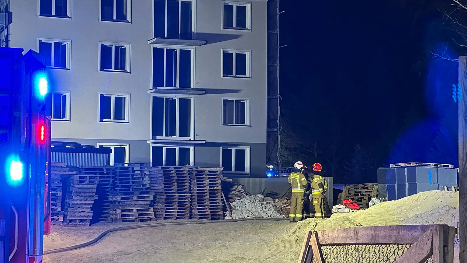 Pożar na budowie przy Rumiankowej w Wesołej – strażacy opanowali sytuację