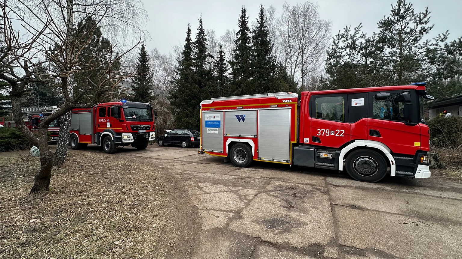 Pożar elewacji na ulicy Cieplarnianej w Starej Miłośnie – szybka interwencja straży pożarnej