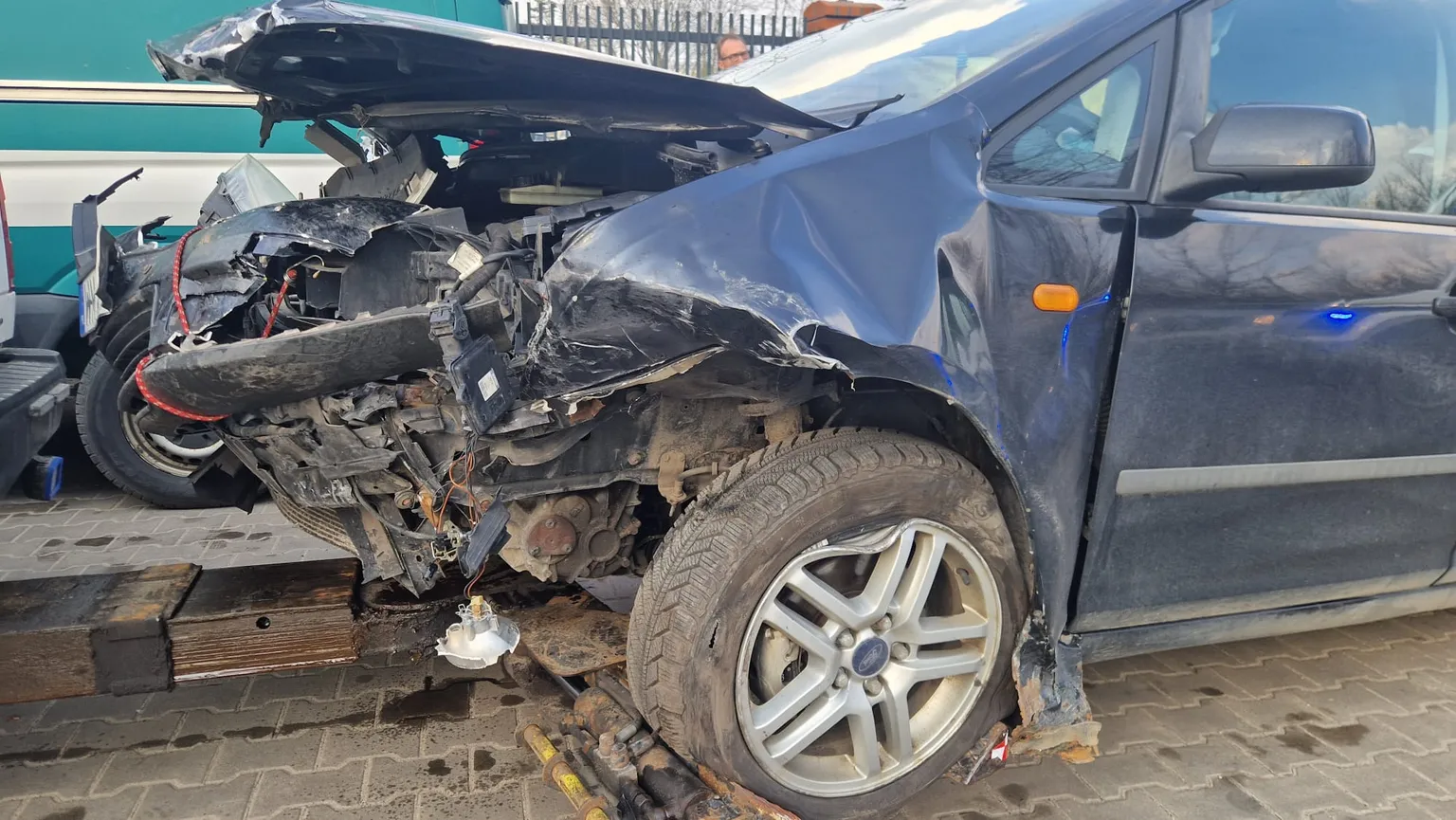 Wypadek na Okuniewskiej w Wesołej: dwie osoby ranne, droga przez dwie godziny zablokowana