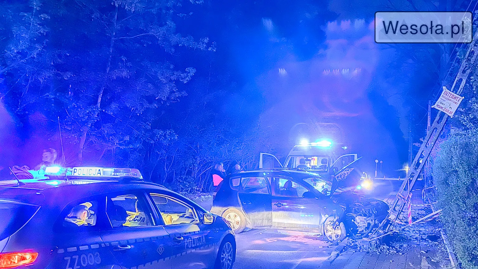 Wypadek na Armii Krajowej w Wesołej: samochód uderzył w słup energetyczny – utrudnienia w ruchu i przerwy w oświetleniu