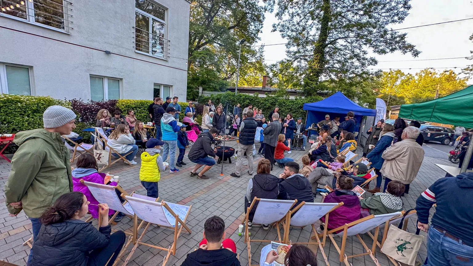 Wesoła Sąsiedzka Fiesta 2025 – muzyka, sztuka i ognisko pod chmurką