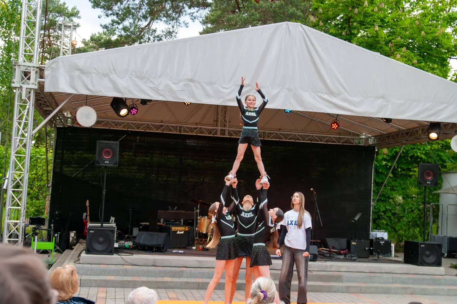 Wesoła Sąsiedzka Fiesta 2025 – muzyka, sztuka i ognisko pod chmurką