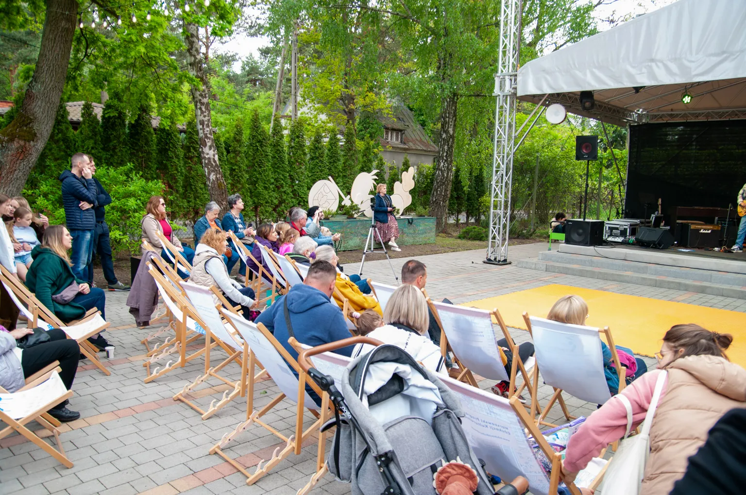 Wesoła Sąsiedzka Fiesta 2025 – muzyka, sztuka i ognisko pod chmurką