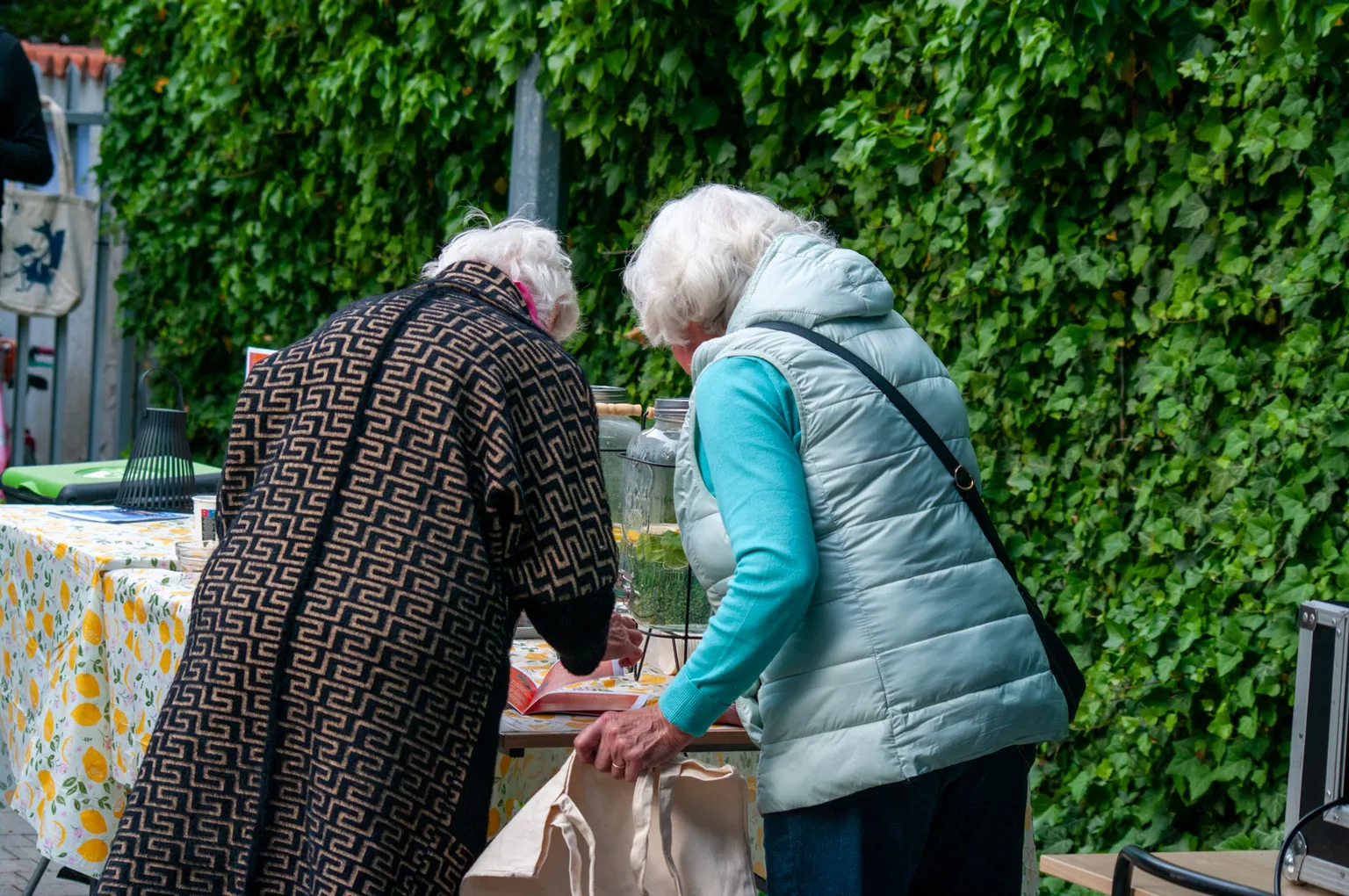 Wesoła Sąsiedzka Fiesta 2025 – muzyka, sztuka i ognisko pod chmurką