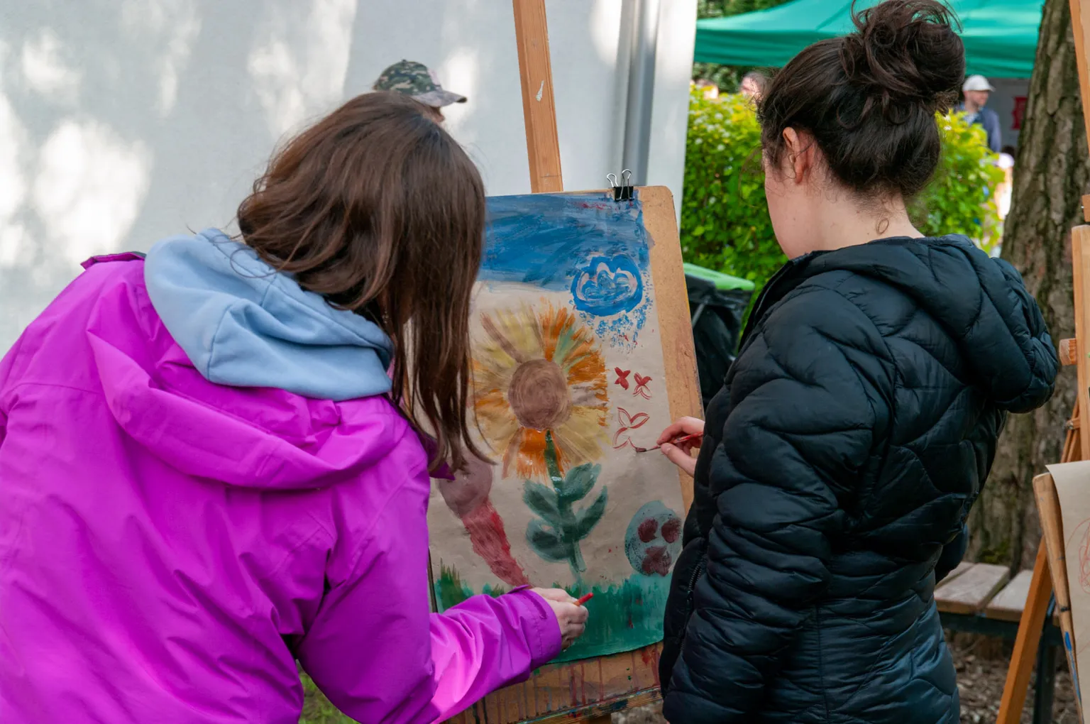 Wesoła Sąsiedzka Fiesta 2025 – muzyka, sztuka i ognisko pod chmurką
