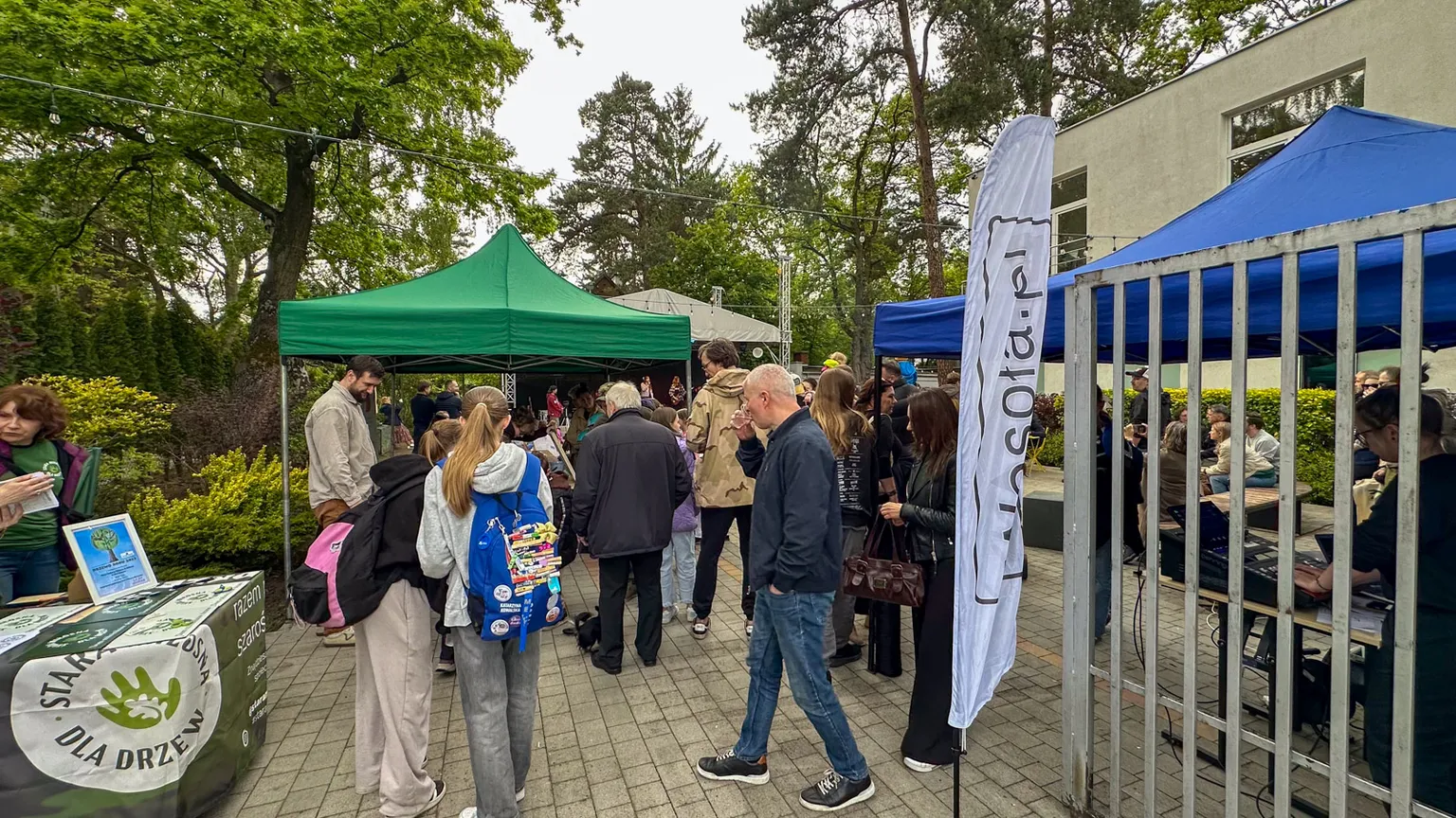 Wesoła Sąsiedzka Fiesta 2025 – muzyka, sztuka i ognisko pod chmurką