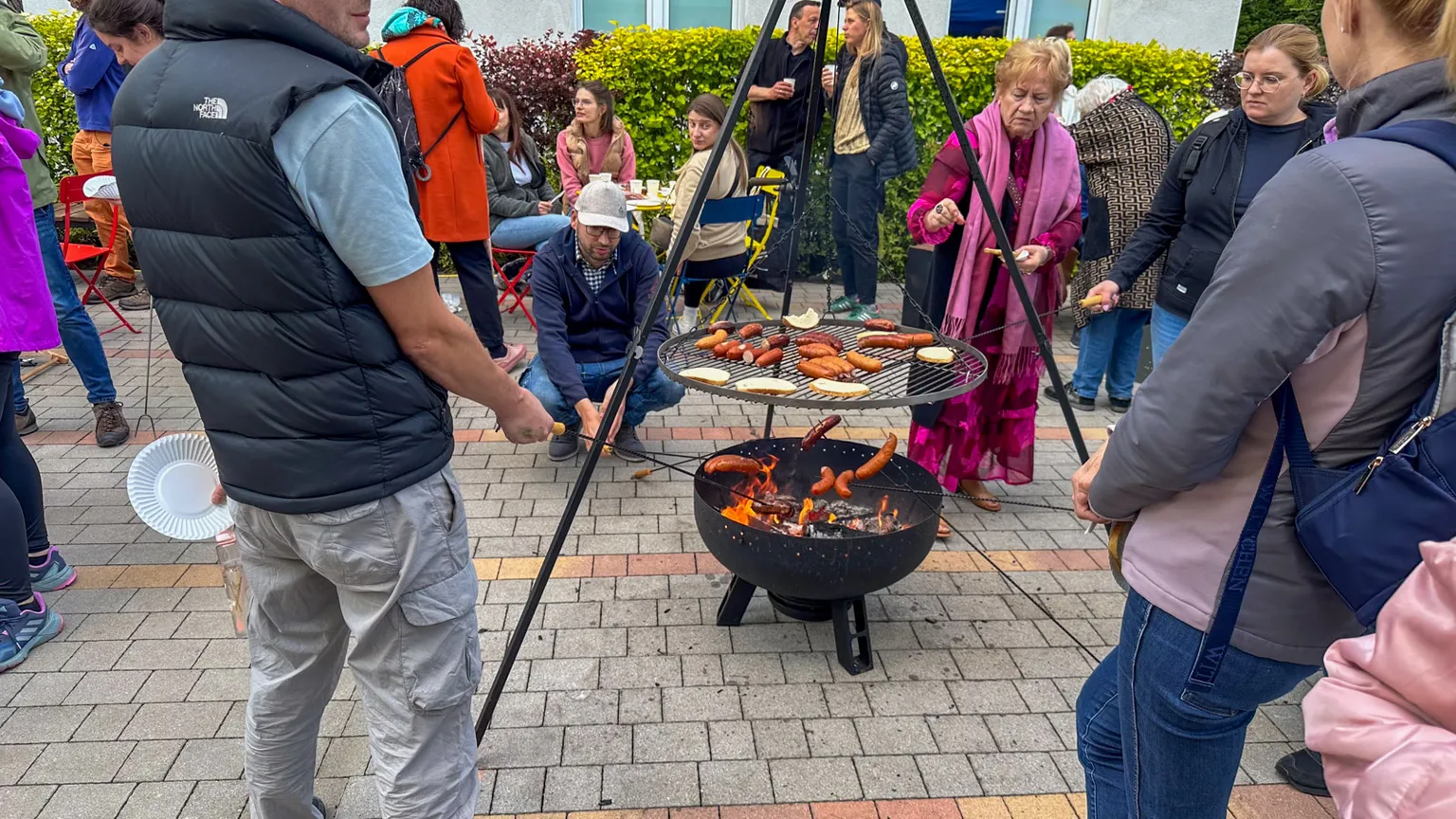 Wesoła Sąsiedzka Fiesta 2025 – muzyka, sztuka i ognisko pod chmurką