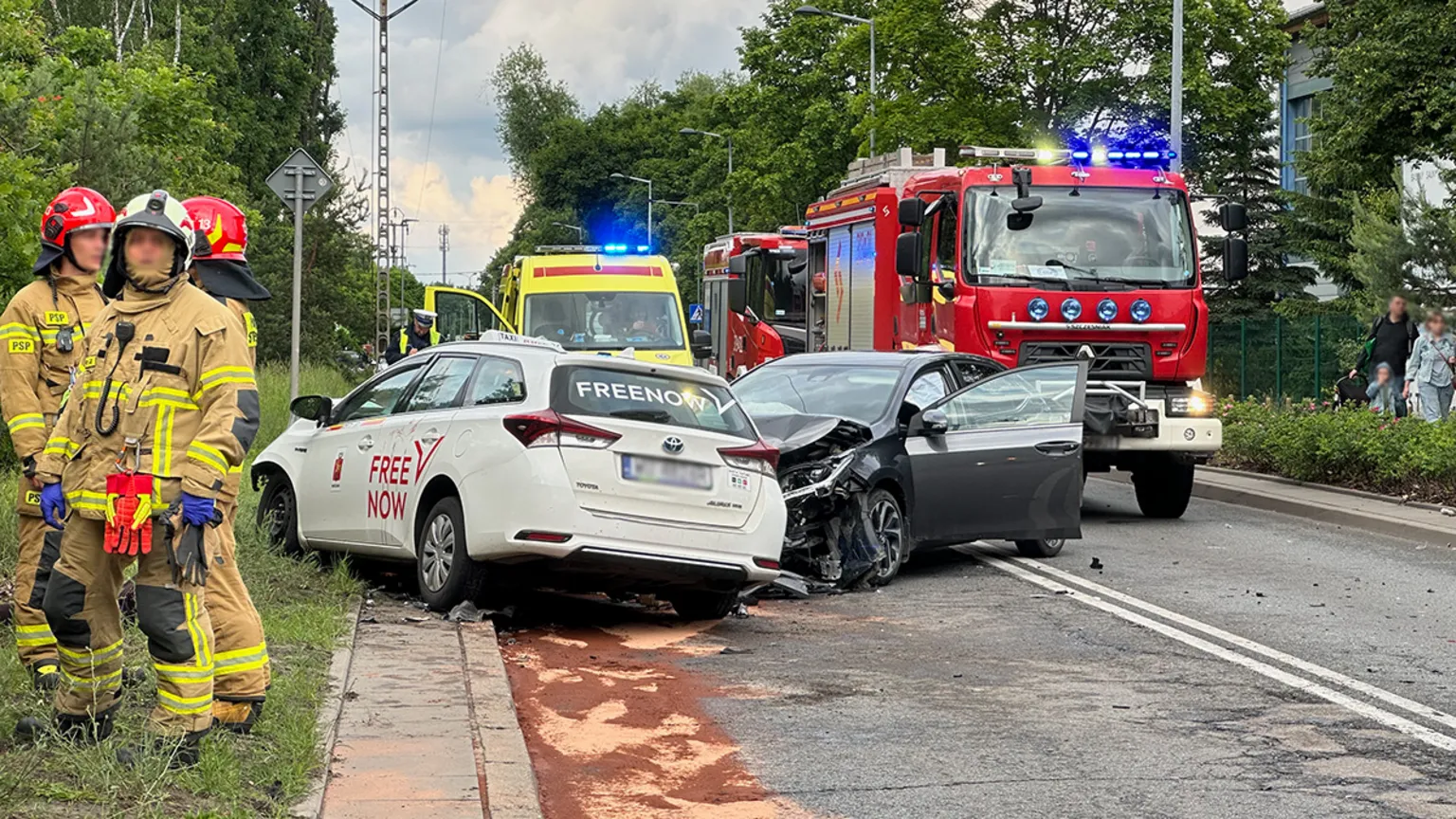 Wypadek czterech aut na skrzyżowaniu Wspólnej i Piastowskiej. Trzy osoby trafiły do szpitala