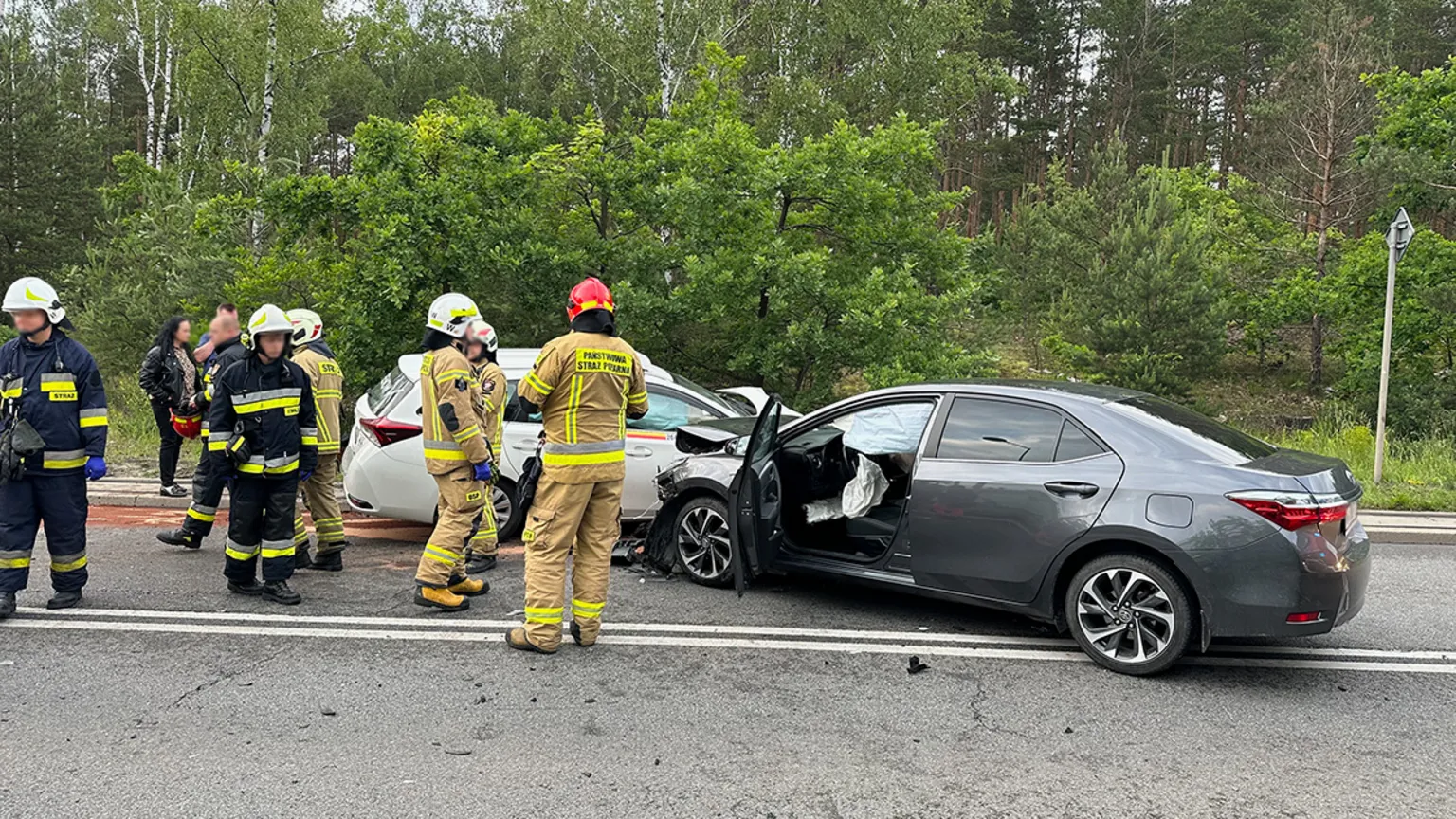 Wypadek czterech aut na skrzyżowaniu Wspólnej i Piastowskiej. Trzy osoby trafiły do szpitala