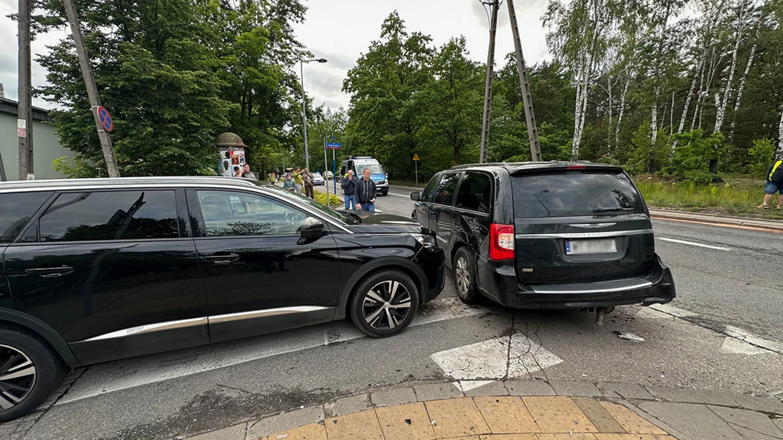 Wypadek czterech aut na skrzyżowaniu Wspólnej i Piastowskiej. Trzy osoby trafiły do szpitala