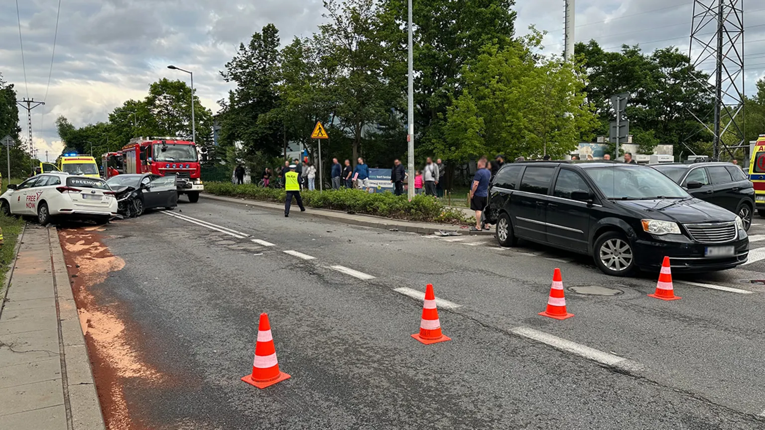 Wypadek czterech aut na skrzyżowaniu Wspólnej i Piastowskiej. Trzy osoby trafiły do szpitala