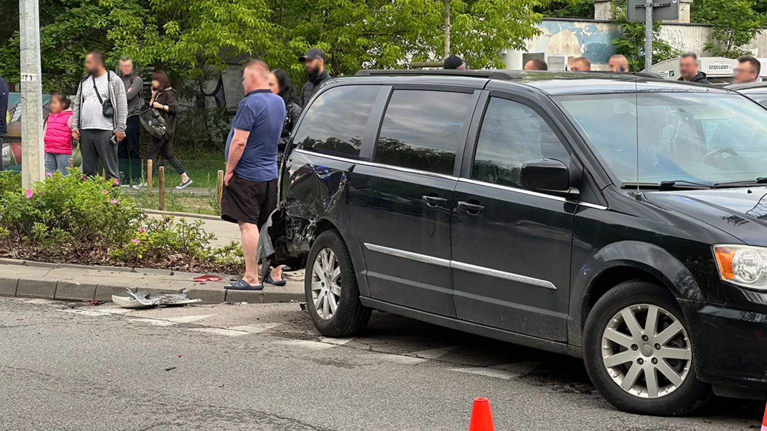 Wypadek czterech aut na skrzyżowaniu Wspólnej i Piastowskiej. Trzy osoby trafiły do szpitala