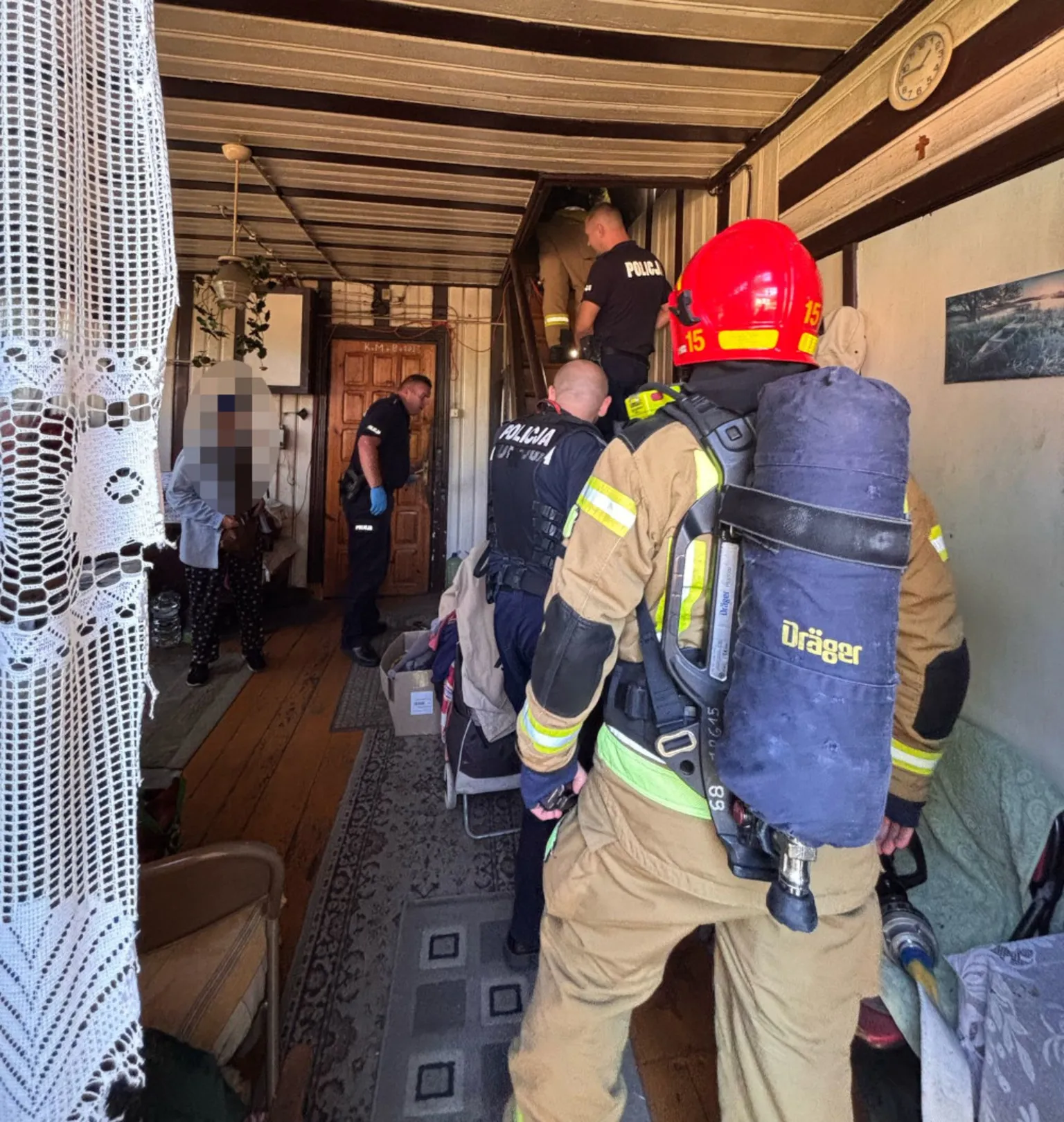 Policjanci z Wesołej uratowali mężczyznę z zadymionego domu