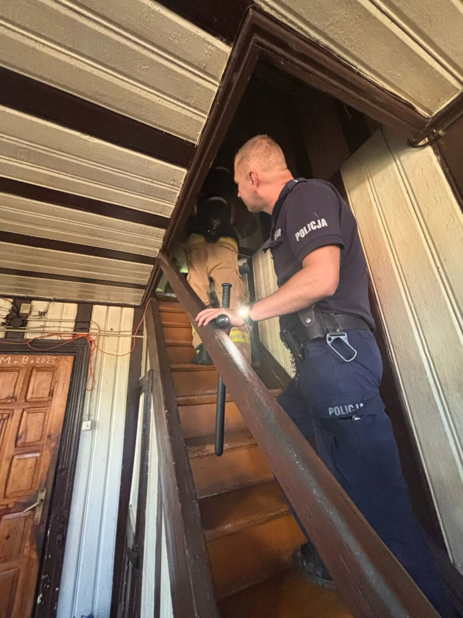 Policjanci z Wesołej uratowali mężczyznę z zadymionego domu