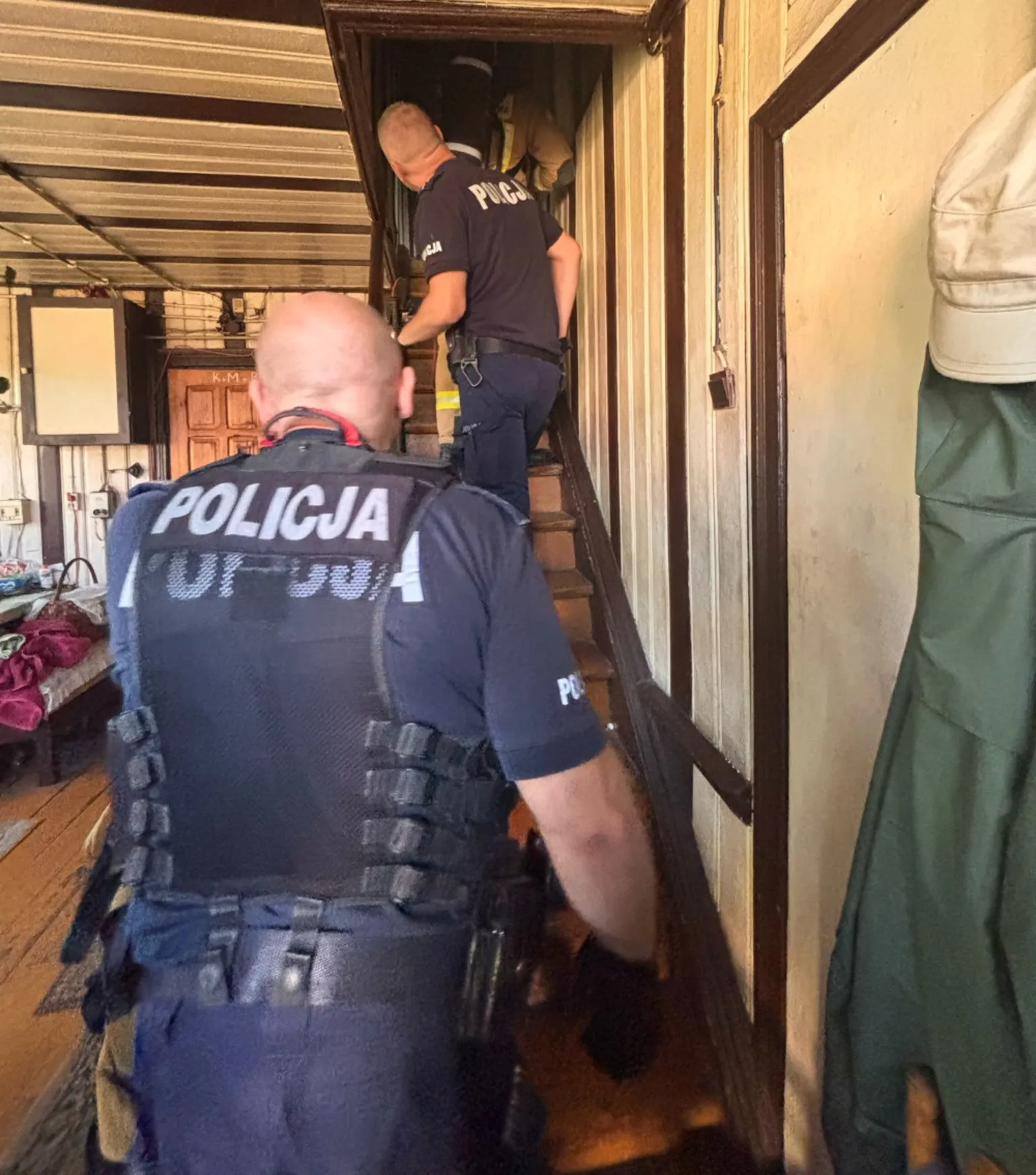 Policjanci z Wesołej uratowali mężczyznę z zadymionego domu