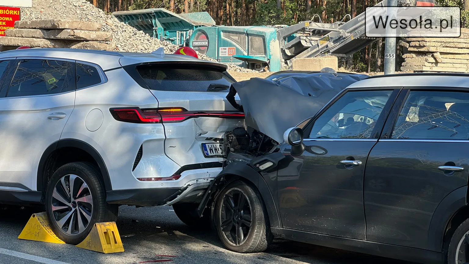 Zderzenie dwóch pojazdów na ul. Niemcewicza w Wesołej – jedno dziecko trafiło do szpitala