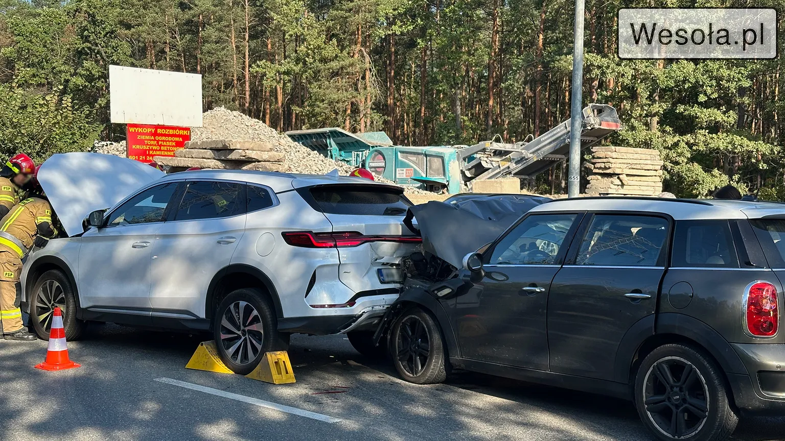 Zderzenie dwóch pojazdów na ul. Niemcewicza w Wesołej – jedno dziecko trafiło do szpitala