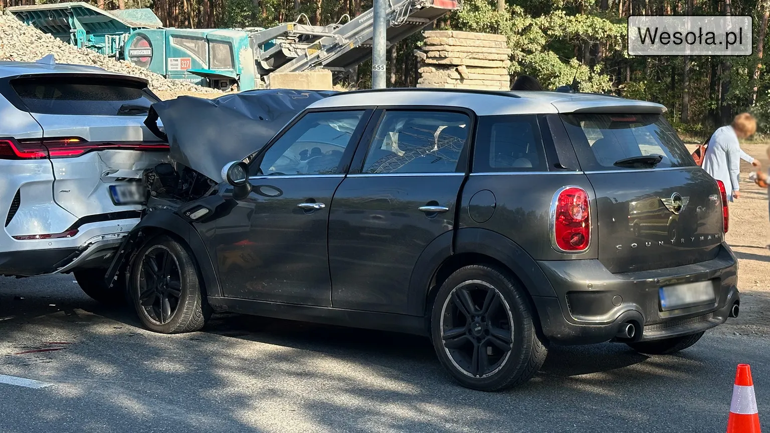 Zderzenie dwóch pojazdów na ul. Niemcewicza w Wesołej – jedno dziecko trafiło do szpitala